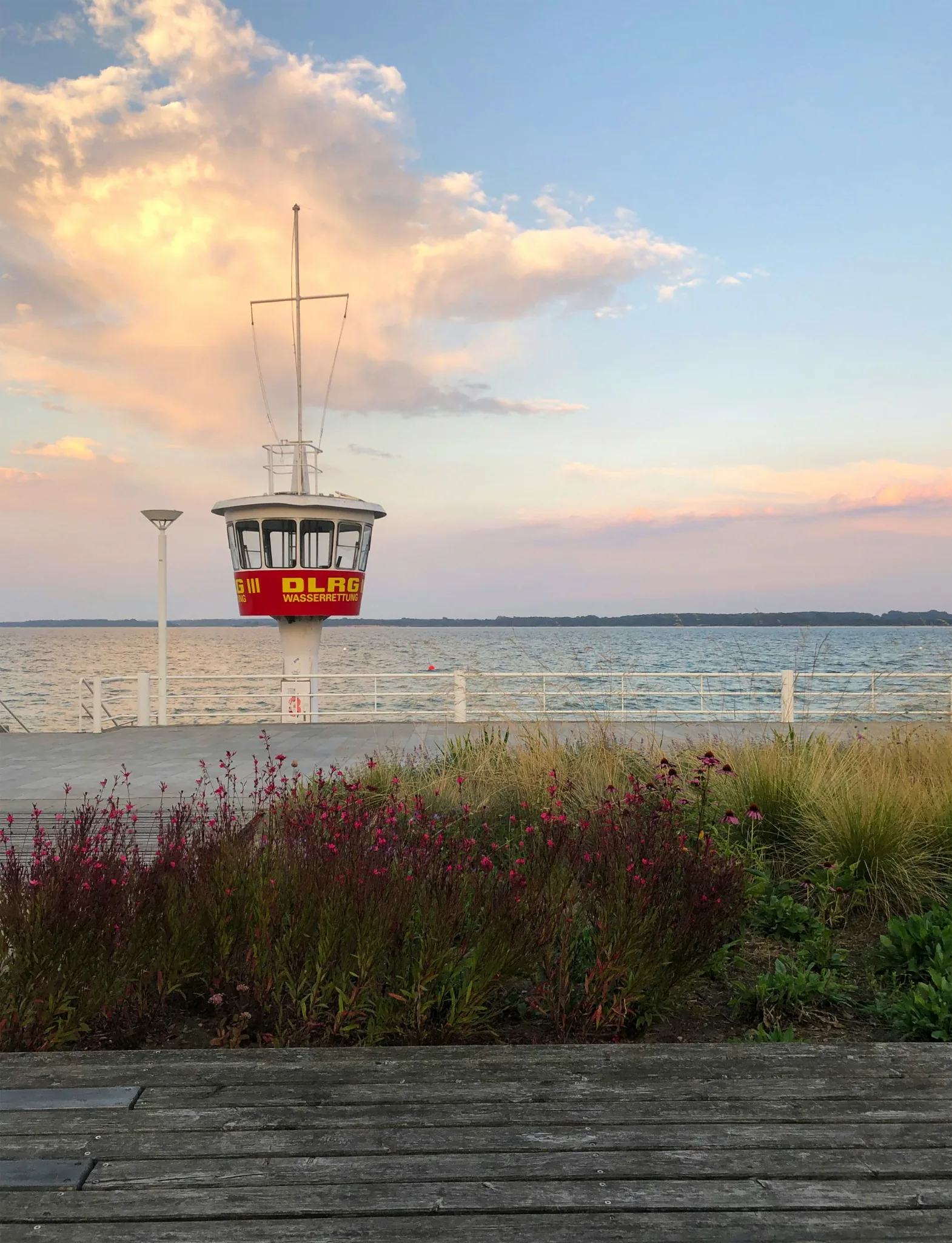 DLRG-Wasserrettungsstation am Wasser bei Abendstimmung